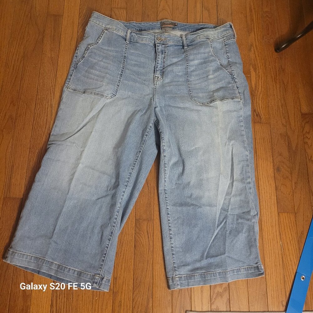 Torrid Crop High Rise Wide Leg Jeans Size 24